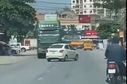Tài xế ôtô lạng lách, tạt đầu xe chạy ngược chiều