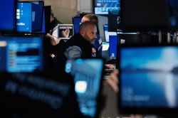 Dow Jones rơi hơn 1.000 điểm, Bitcoin sắp thủng mốc 20.000 USD