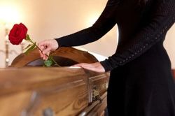 Những người đặt tang lễ cho chính mình