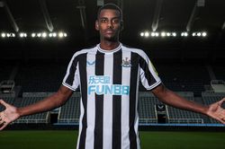 Newcastle chiêu mộ thành công Alexander Isak với giá kỷ lục