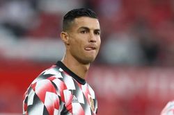 Ronaldo xin hoán đổi đến Napoli, MU té bật ngửa