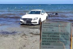 Xe sang Mercedes-Benz mắc kẹt trên bãi biển vì chủ xe thích thể hiện