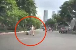 Clip: Gặp CSGT, nữ tài xế liều lĩnh 'thông chốt'