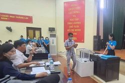Hàng trăm phụ huynh ở Hà Nội đi bốc thăm 'may rủi' để con được vào trường mầm non