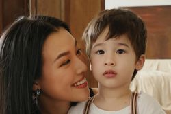 Con trai á hậu Hoàng Oanh ra dáng soái ca nhí, thừa hưởng nét đẹp cả bố lẫn mẹ