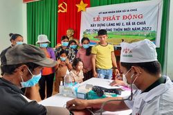 Khám bệnh, cấp thuốc cho người dân biên giới huyện Ia Grai