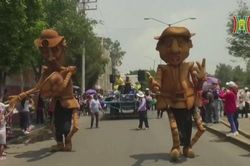Độc đáo cuộc diễu hành các sinh vật khổng lồ tại Mexico