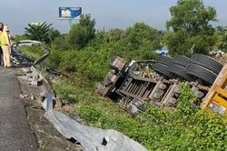 Xe đầu kéo chạy trên cao tốc, tông văng hàng chục mét hộ lan rồi lật nhào