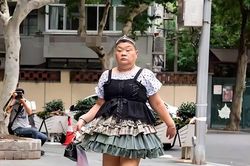 Sự thật về người phụ nữ Trung Quốc diện váy Lolita xuống phố