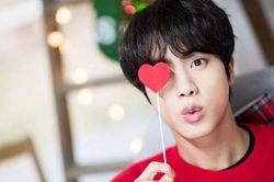 Jin BTS đăng ảnh mới, có chi tiết ngộ chuẩn em bé Seokjin