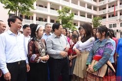 Thủ tướng Phạm Minh Chính thăm giáo viên, học sinh cụm liên trường thành phố Lào Cai