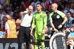 Erik ten Hag nói một đằng làm một nẻo với Ronaldo ở MU