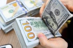 USD 'chợ đen' lao dốc, ngân hàng vẫn neo cao
