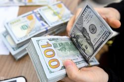 USD 'chợ đen' lao dốc, ngân hàng vẫn neo cao