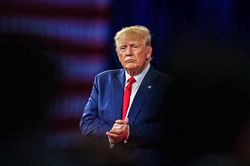 Mối nguy lớn hơn vụ Mar-a-Lago 'rình rập' ông Trump