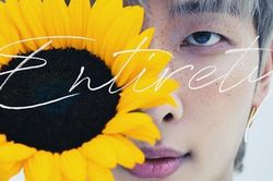 RM bị tố đạo nhái hình ảnh, HYBE bị nói bỏ rơi BTS?