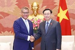 Chủ tịch Quốc hội Vương Đình Huệ tiếp Chủ tịch COP26 Alok Sharma