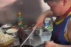 Choáng với cảnh học sinh tiểu học mổ cá, xào thịt, may vá điêu luyện