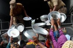 Tình cảnh tuyệt vọng của người dân Pakistan giữa dòng lũ lớn