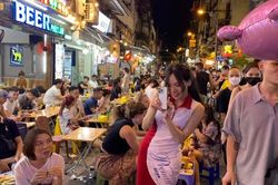 Phố cổ Hà Nội 'ngộp thở' trước dịp Tết Trung thu