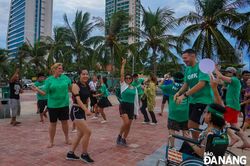 Sôi động ngày hội 'Big Dork Dance' trên bãi biển Mỹ Khê