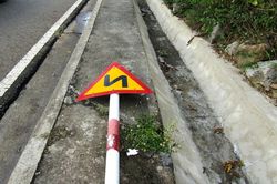 Cần dựng lại trụ biển báo giao thông