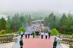 Đạ Tẻh tổ chức viếng Đài tưởng niệm liệt sỹ