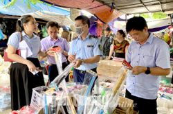 Kiểm tra thị trường hàng hóa dịp Tết Trung thu và Lễ hội Thành Tuyên