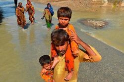 Người dân Pakistan tuyệt vọng chạy trốn 'đại hồng thủy'
