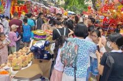 Khách nườm nượp mua đồ chơi trung thu