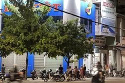 Thanh niên dùng búa đập tủ kính tiệm vàng có biểu hiện 'ngáo đá'