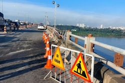 Xe container rơi xuống sông Hồng: Không lan can cầu nào chịu được cú đâm quá mạnh