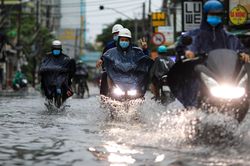 TP.HCM mưa dông lớn, nhiều tuyến đường ngập nhẹ