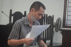 Bắt tạm giam ngay tại tòa thầy giáo dâm ô bé gái 11 tuổi