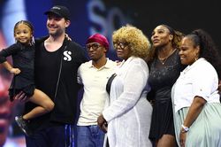 Serena đi giày nạm kim cương, con gái mặc đồng điệu ở US Open 2022