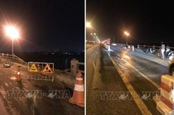 Ô-tô húc đổ lan can trên cầu Thanh Trì và rơi xuống sông Hồng
