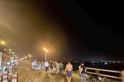 Xe đầu kéo đâm tung lan can cầu Thanh Trì, rơi xuống sông Hồng