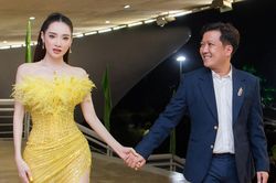 Nhã Phương diện váy xẻ đùi cao ngút ngàn, Trường Giang nắm chặt tay không rời nửa bước