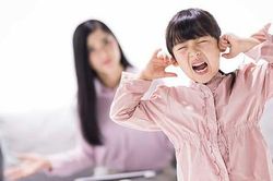 Dấu hiệu chứng tỏ phụ huynh đang quá nghiêm khắc, khiến trẻ xa lánh bố mẹ