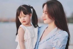 Đăng ảnh gia đình, Hoa hậu Đặng Thu Thảo được dân tình khen vì hai vợ chồng dắt con đến nơi này
