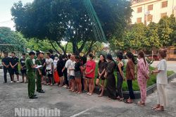 Bắt giữ nhiều đối tượng 'bảo kê, gái hát' tổ chức sử dụng ma túy