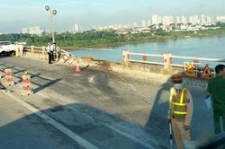 Xe đầu kéo đâm nát lan can cầu Thanh Trì rồi mất hút dưới sông Hồng