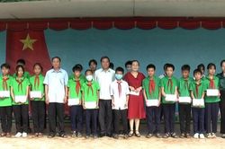 Hà Giang: Trao tặng hơn 200 suất học bổng và quà khuyến học cho học sinh nghèo vượt khó