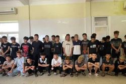 Kinh hoàng nhóm thanh, thiếu niên dùng bom xăng, phóng lợn đuổi đánh nhau trên đường lúc nửa đêm