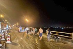 Xe tải húc bay lan can lao xuống sông Hồng, tài xế tự bơi vào bờ