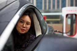 Trường lái xe Australia bị chỉ trích vì khoe đội giáo viên toàn nam