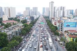Người dân ùn ùn về quê nghỉ lễ, đường phố Hà Nội chật như nêm