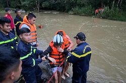 Lâm Đồng: Giải cứu thành công nhóm du khách bị mắc kẹt do lũ lên bất ngờ khi đi dã ngoại