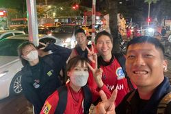 Hy hữu: Đội nữ Hà Nội phải đi bộ về trụ sở CLB vì tắc đường