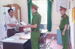 Chủ tịch xã bắt tay kế toán lập khống chứng từ rút ruột ngân sách